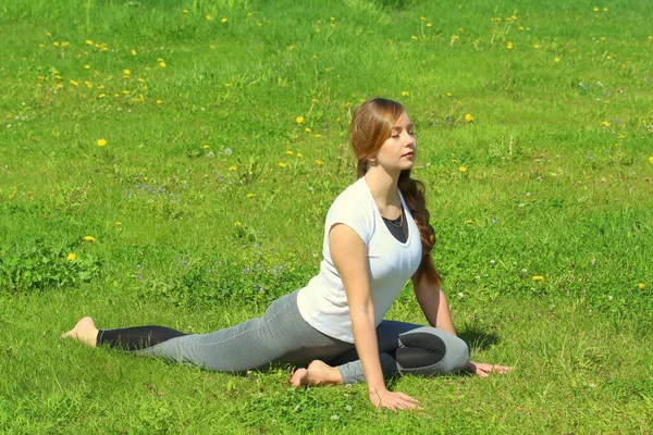 Mujer Joven Apariencia Europea Hace Yoga Naturaleza Verano Mujer Sentada — Foto de Stock