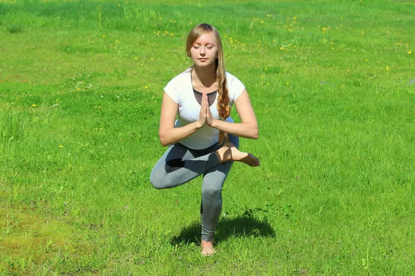 Mujer Joven Apariencia Europea Hace Yoga Naturaleza Verano Mujer Pie — Foto de Stock