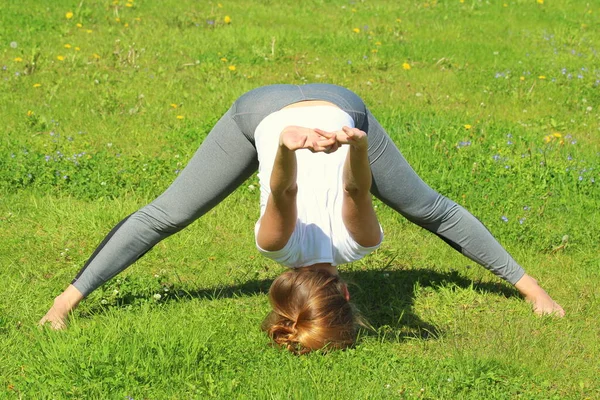 Mujer Joven Apariencia Europea Hace Yoga Naturaleza Verano Mujer Pie — Foto de Stock