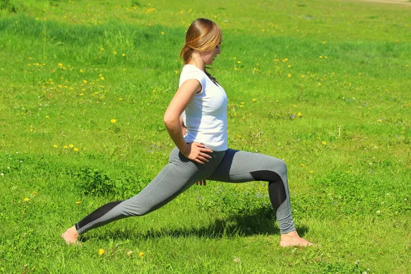 Mujer Joven Apariencia Europea Hace Yoga Naturaleza Verano Mujer Pie — Foto de Stock