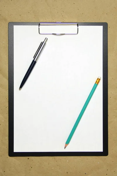 Une Tablette Avec Une Feuille Blanche Avec Stylo Crayon Sur — Photo