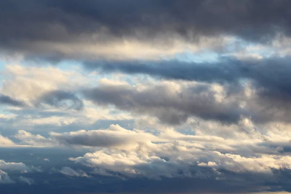 夏の青空を背景に白いふわふわの雲 天気と気候の概念 — ストック写真