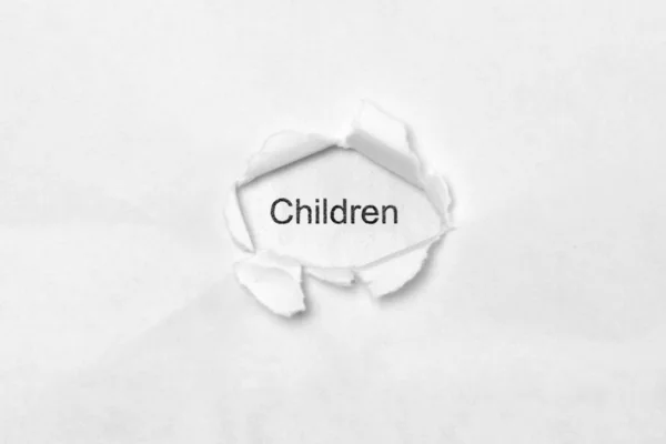 Word Children Білому Ізольованому Фоні Напис Через Отвір Рани Папері — стокове фото