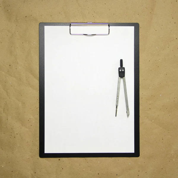 Formatında Beyaz Bir Tablet Bej Bir Işi Kağıdının Üzerinde Bölücü — Stok fotoğraf