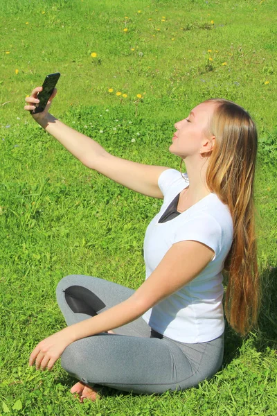 Een Mooi Jong Wit Meisje Een Wit Shirt Met Lang — Stockfoto