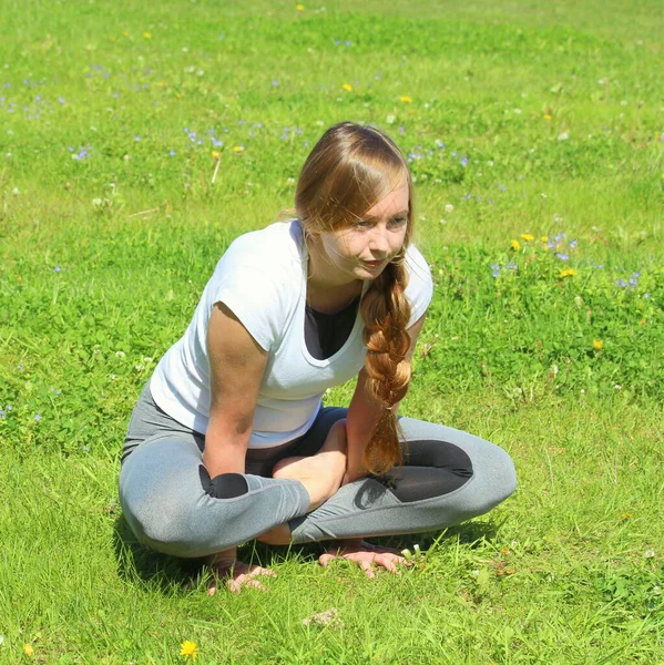 Mujer Joven Apariencia Europea Hace Yoga Naturaleza Verano Mujer Sentada — Foto de Stock