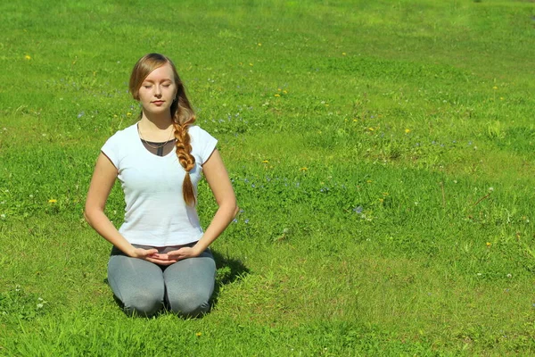 Mujer Joven Apariencia Europea Hace Yoga Naturaleza Verano Mujer Sentada — Foto de Stock