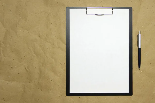 Formatında Beyaz Bir Tablet Bej Renkli Işi Kağıdında Kalem Var — Stok fotoğraf