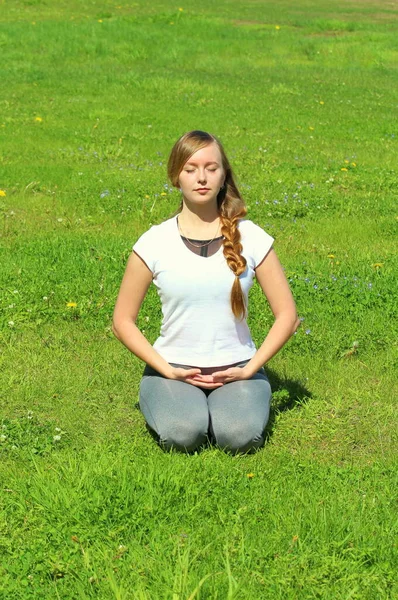 Jovem Mulher Aparência Europeia Faz Ioga Natureza Verão Mulher Sentada — Fotografia de Stock