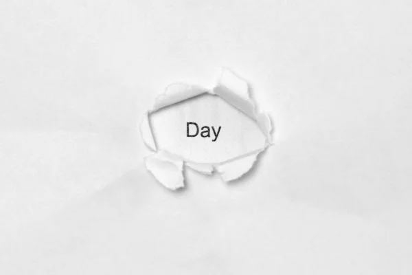 Beyaz Izole Edilmiş Arka Planda Kelime Günü Yaranın Içindeki Kağıtta — Stok fotoğraf