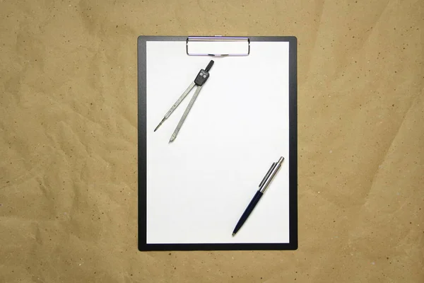 Fehér Formátumú Tabletta Bézs Kézműves Papíron Tollal Elválasztóval Pontos Mérések — Stock Fotó