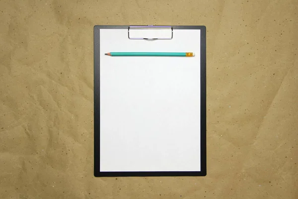 베이지 공예 용지에 A4 로 된 흰색 판이 있는 점토 판. — 스톡 사진