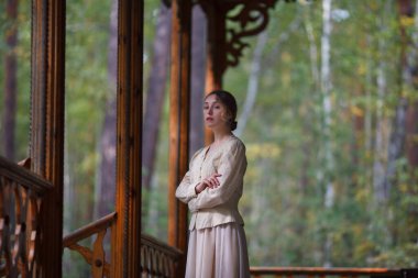 Klasik elbiseli güzel bir kız, tarihi bir kostüm