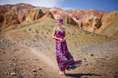 Oryantal görünümlü güzel bir kız çölde yürüyor, Altai Mars, Chagan Uzun, Kyzy-Chin