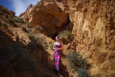 Oryantal görünümlü güzel bir kız çölde yürüyor, Altai Mars, Chagan Uzun, Kyzy-Chin