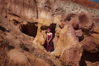 Oryantal görünümlü güzel bir kız çölde yürüyor, Altai Mars, Chagan Uzun, Kyzy-Chin