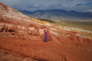 Oryantal görünümlü güzel bir kız çölde yürüyor, Altai Mars, Chagan Uzun, Kyzy-Chin