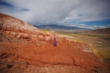 Oryantal görünümlü güzel bir kız çölde yürüyor, Altai Mars, Chagan Uzun, Kyzy-Chin
