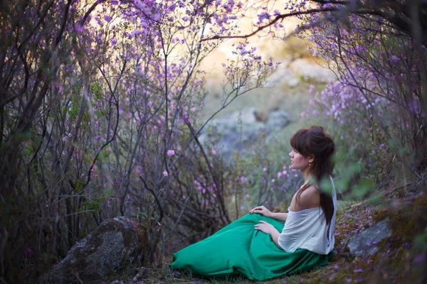 Una Ragazza Cammina Fiore Fiori Sullo Sfondo Paesaggio Montano Fiori — Foto Stock