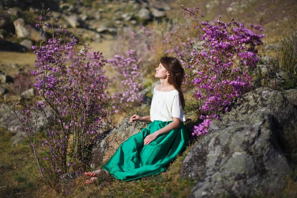 Uma Menina Caminha Flor Flores Contra Pano Fundo Uma Paisagem — Fotografia de Stock