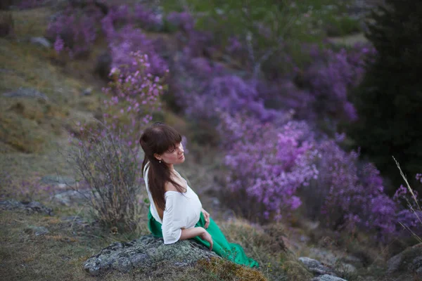 Una Ragazza Cammina Fiore Fiori Sullo Sfondo Paesaggio Montano Fiori — Foto Stock