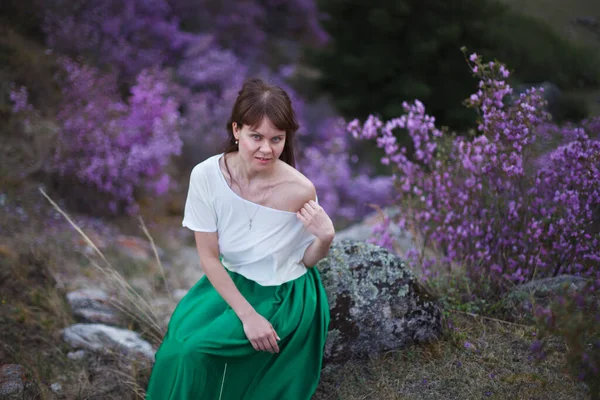 Girl Walks Bloom Flowers Backdrop Mountain Landscape Ledum Blossoms Altai — Stock Photo, Image