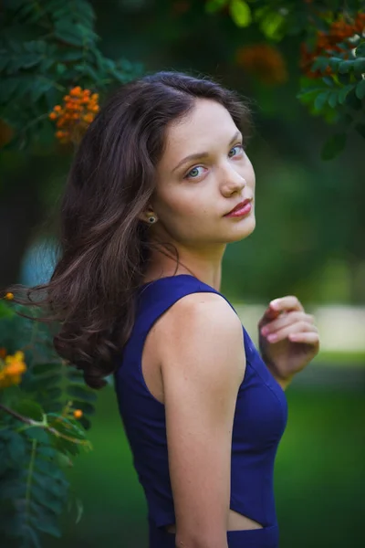 Ragazza Con Vestito Blu Cammina Nel Parco — Foto Stock