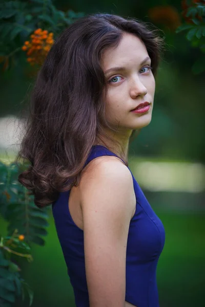Dívka Modrých Šatech Procházky Parku — Stock fotografie