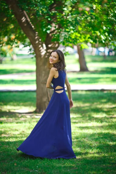 Ragazza Con Vestito Blu Cammina Nel Parco — Foto Stock