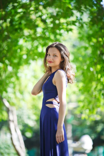 Girl Blue Dress Walks Park — Stock Photo, Image
