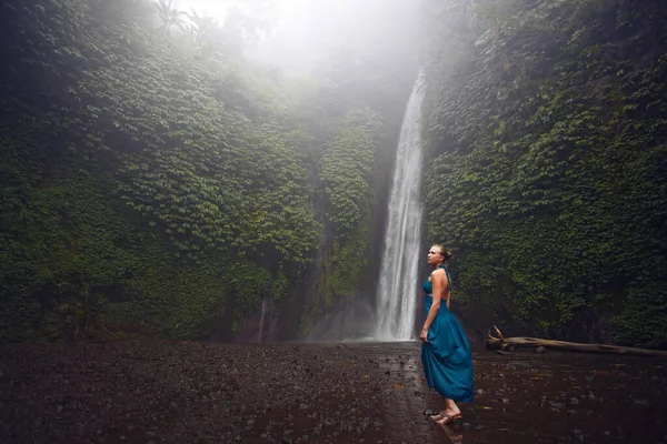 Mooi Meisje Het Eiland Bali Wandelingen Buurt Van Een Waterval — Stockfoto