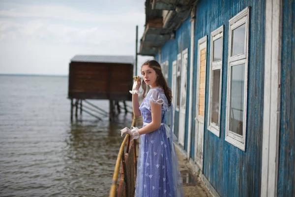 Bella Ragazza Abito Vintage Del Xix Secolo Cammina Sullo Sfondo — Foto Stock