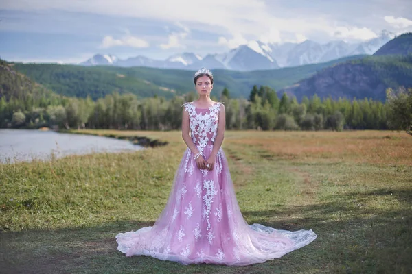 Reina Muchacha Imagen Reina Sobre Fondo Las Montañas —  Fotos de Stock