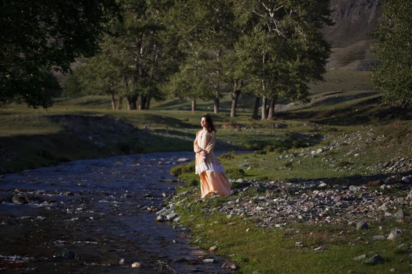 Meisje Een Vintage Jurk Wandelingen Een Achtergrond Van Bergen Zonsondergang — Stockfoto