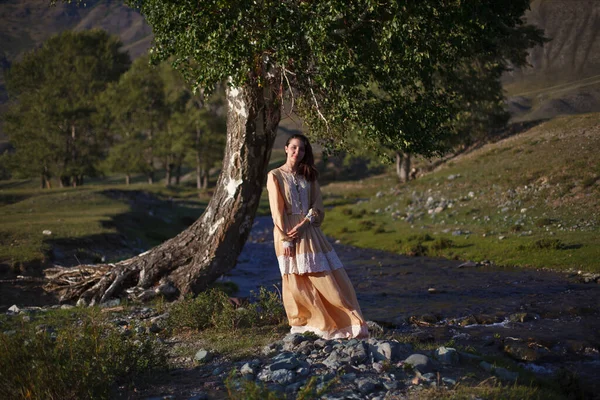 Дівчина Вінтажній Сукні Гуляє Тлі Гір Заході Сонця — стокове фото