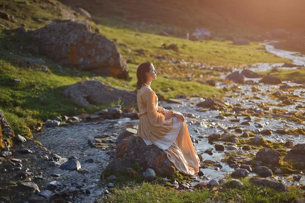 Ragazza Abito Vintage Cammina Uno Sfondo Montagne Tramonto — Foto Stock