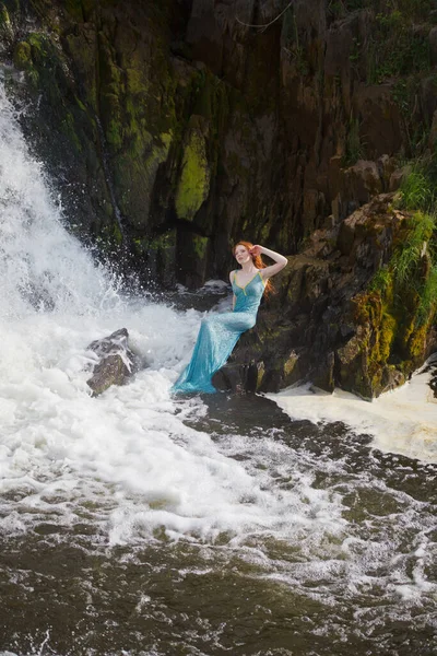 Bella Ragazza Dai Capelli Rossi Bagna Torrente Tempestoso Una Cascata — Foto Stock