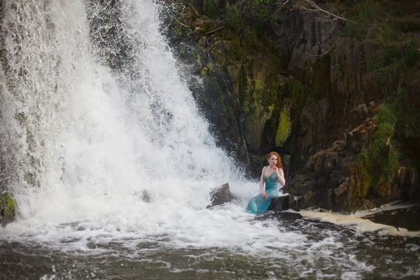 Bella Ragazza Dai Capelli Rossi Bagna Torrente Tempestoso Una Cascata — Foto Stock