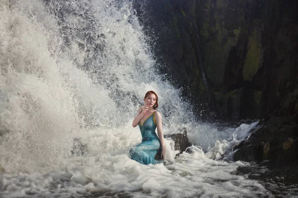 Bela Menina Ruiva Banha Fluxo Tempestuoso Uma Cachoeira Verão Quente — Fotografia de Stock