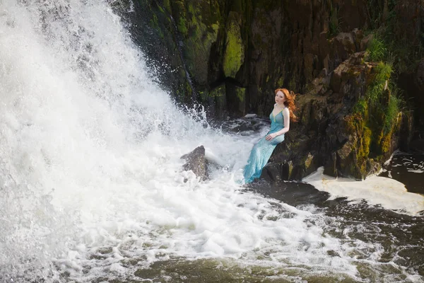 Bella Ragazza Dai Capelli Rossi Bagna Torrente Tempestoso Una Cascata — Foto Stock