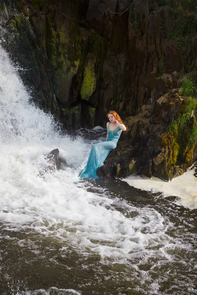 Bella Ragazza Dai Capelli Rossi Bagna Torrente Tempestoso Una Cascata — Foto Stock