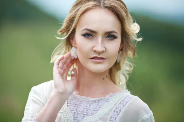 Bride Walks Field Backdrop Mountains Photo Shoot Altai Portrait Bride — Stock Photo, Image