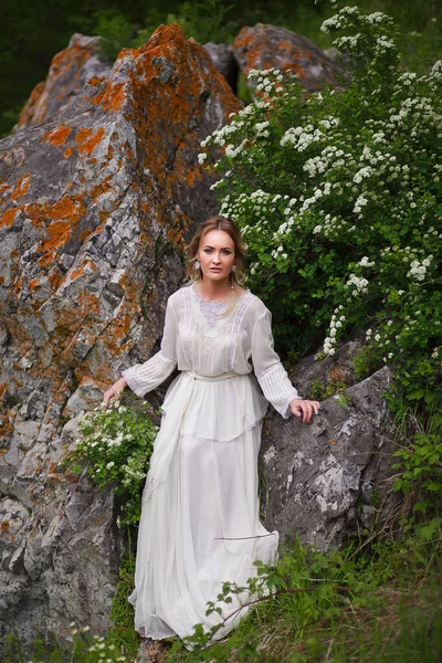 Sposa Cammina Nel Campo Sullo Sfondo Delle Montagne Servizio Fotografico — Foto Stock