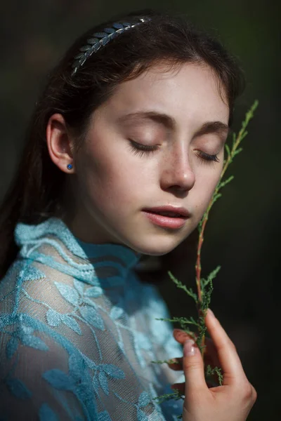 História Ninfa Floresta Menina Vestido Azul Floresta Fotosessão Altai — Fotografia de Stock