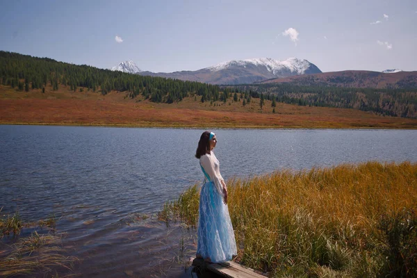 Красива Дівчина Гуляє Восени Біля Озера — стокове фото