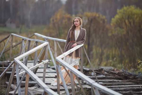 Menina Vestido Vintage Fica Uma Ponte — Fotografia de Stock