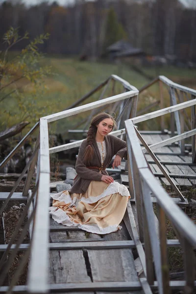 Девушка Винтажном Платье Стоит Мосту — стоковое фото