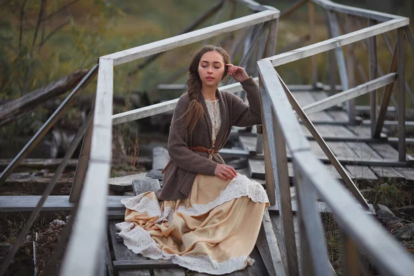 Menina Vestido Vintage Fica Uma Ponte — Fotografia de Stock