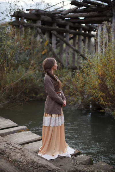 Menina Vestido Vintage Fica Uma Ponte — Fotografia de Stock