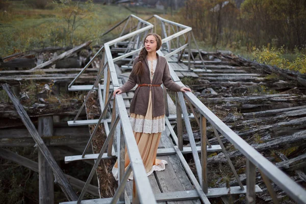 Menina Vestido Vintage Fica Uma Ponte — Fotografia de Stock